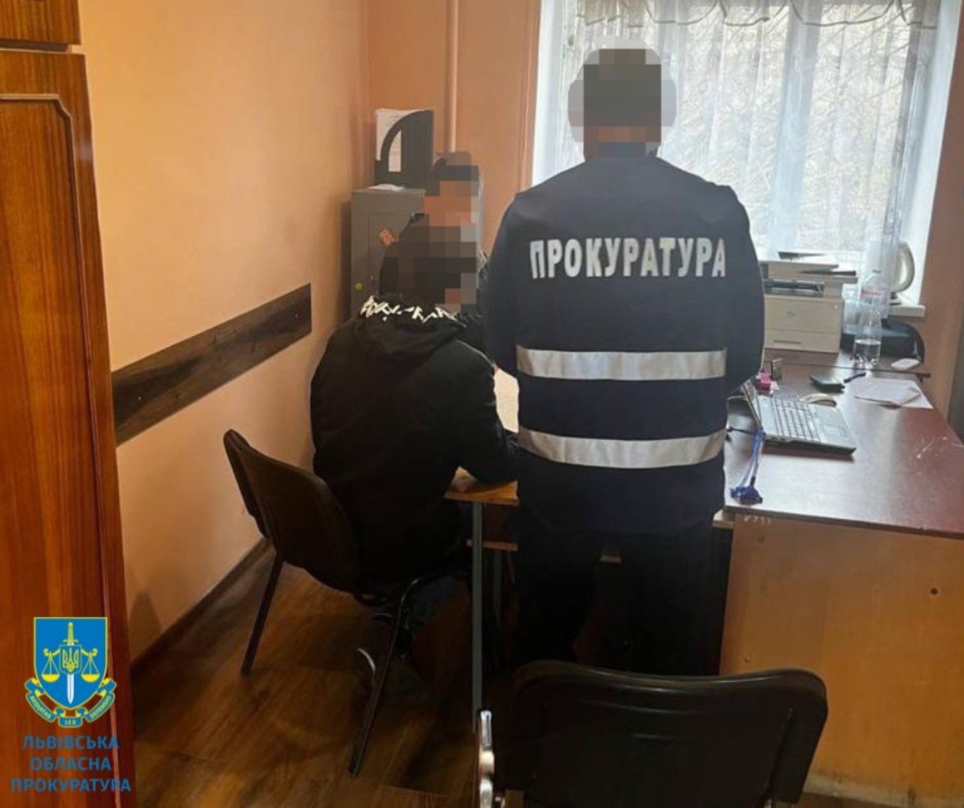 На Львівщині голова громадської організації підозрюється у переправленні чоловіків за кордон