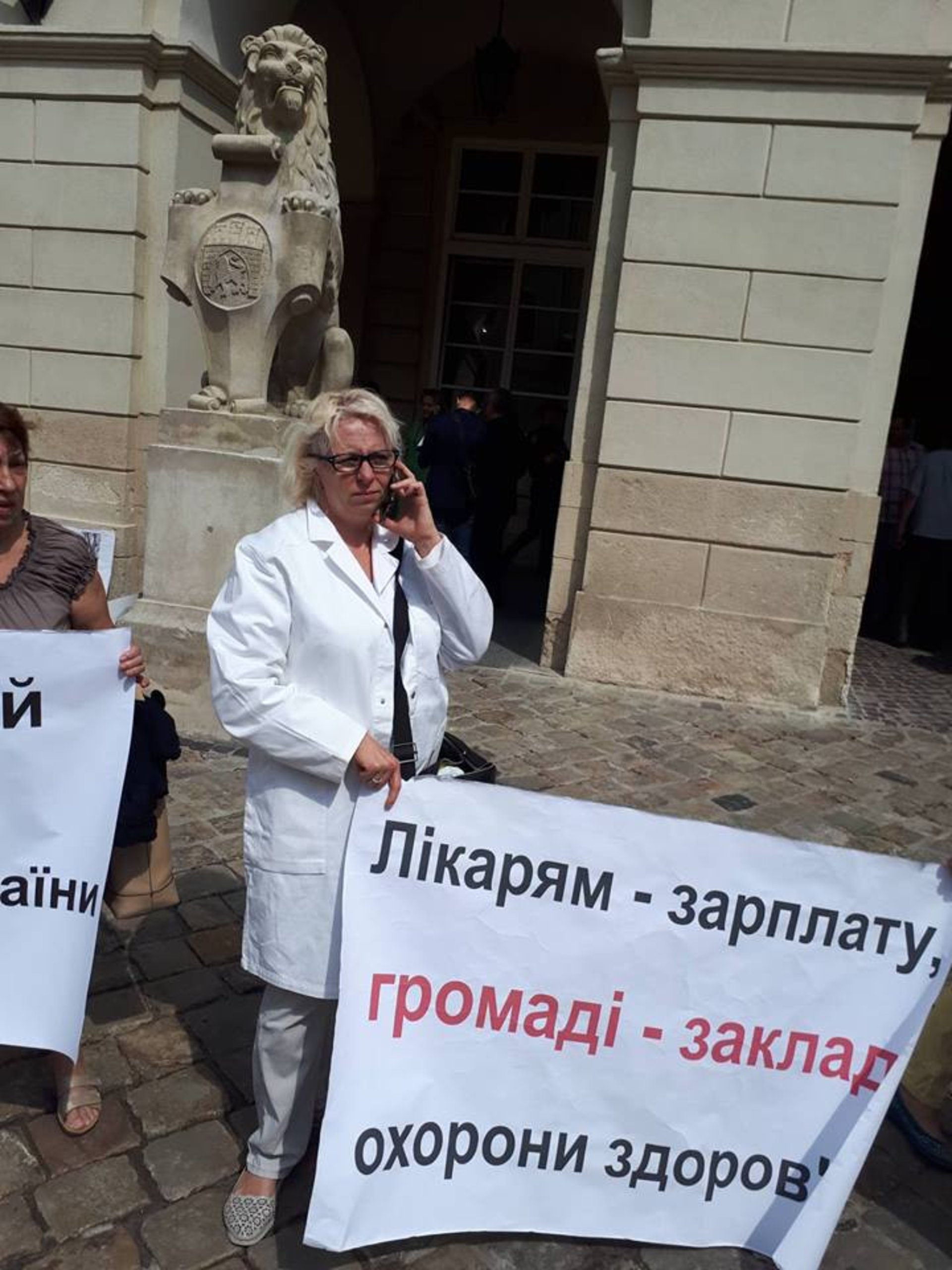 У Львові погрожують вчинити самоспалення