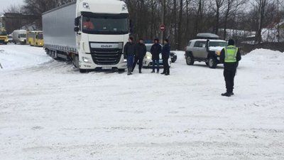 На трасі "Львів-Ковель" через сніг утворився затор (ФОТО)