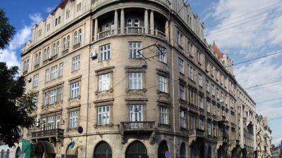 У Львові під час засідання суду жінка порізала вени і закривавленими руками кинулася душити секретаря