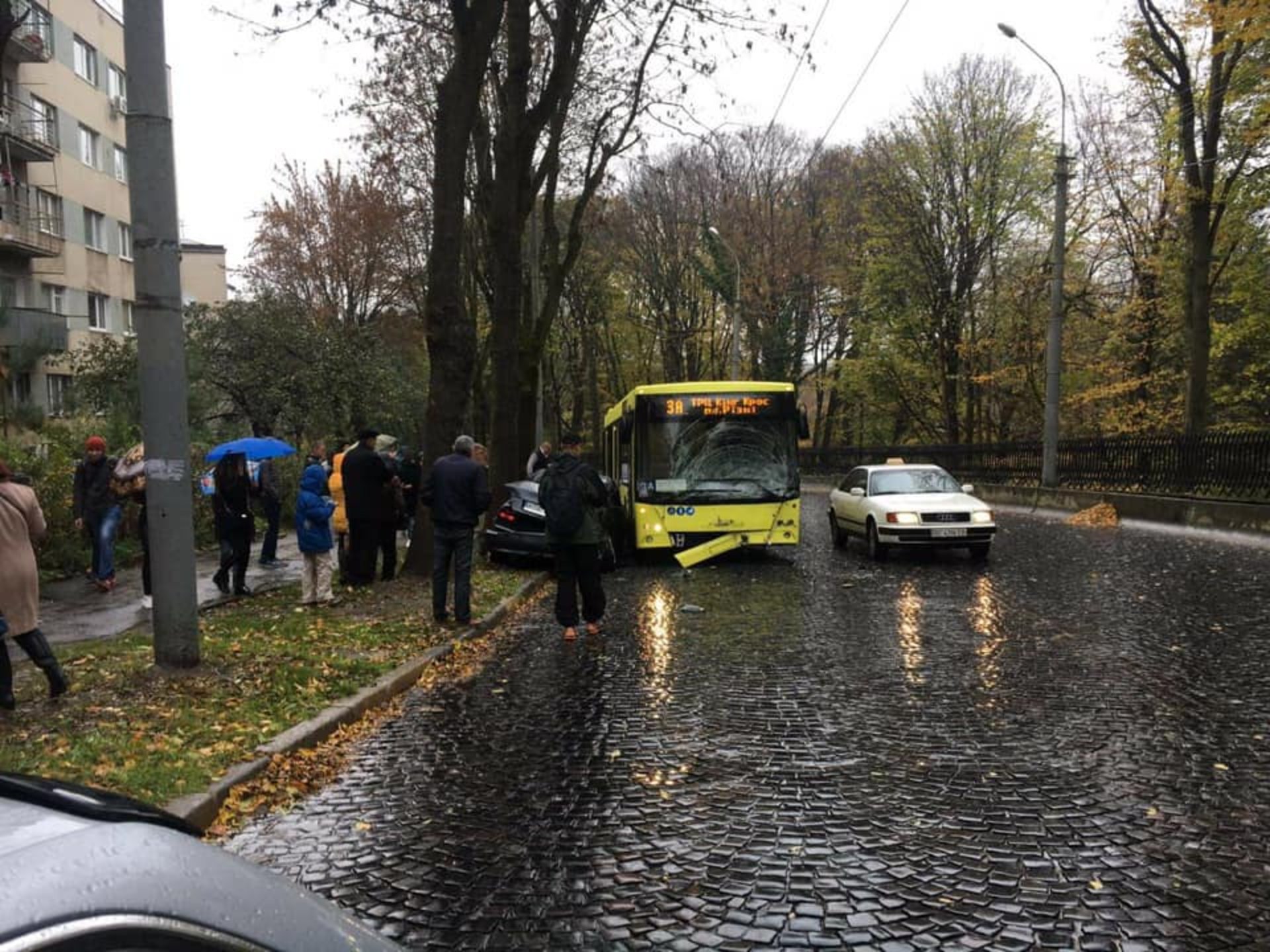 У Львові "польські бляхи" влетіли у новенький автобус Садового. Фото Варта-1