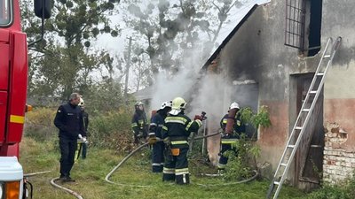 Під Львовом в селі Оброшине палає будівля ферми (ФОТО, ВІДЕО)