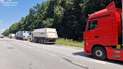 На Львівщині вантажівки мусять перечекати спеку (ФОТО)