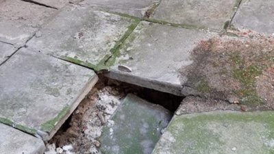 У Львові біля житлового будинку утворилося провалля (ФОТО)