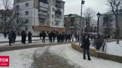 Під Києвом утворилися величезні черги на COVID-тестування (ВІДЕО)