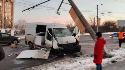 У Львові встановили особу водія, який влетів у електроопору (ВІДЕО)