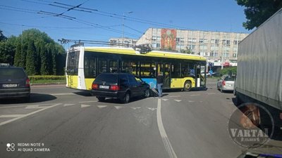 У Львові автомобіль не розминувся із тролейбусом (ФОТО)