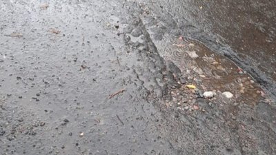 У Львові дорога біля будинків перетворилась на ями