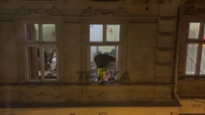 У Львові перед Великоднем мили вікна вночі (ВІДЕО)