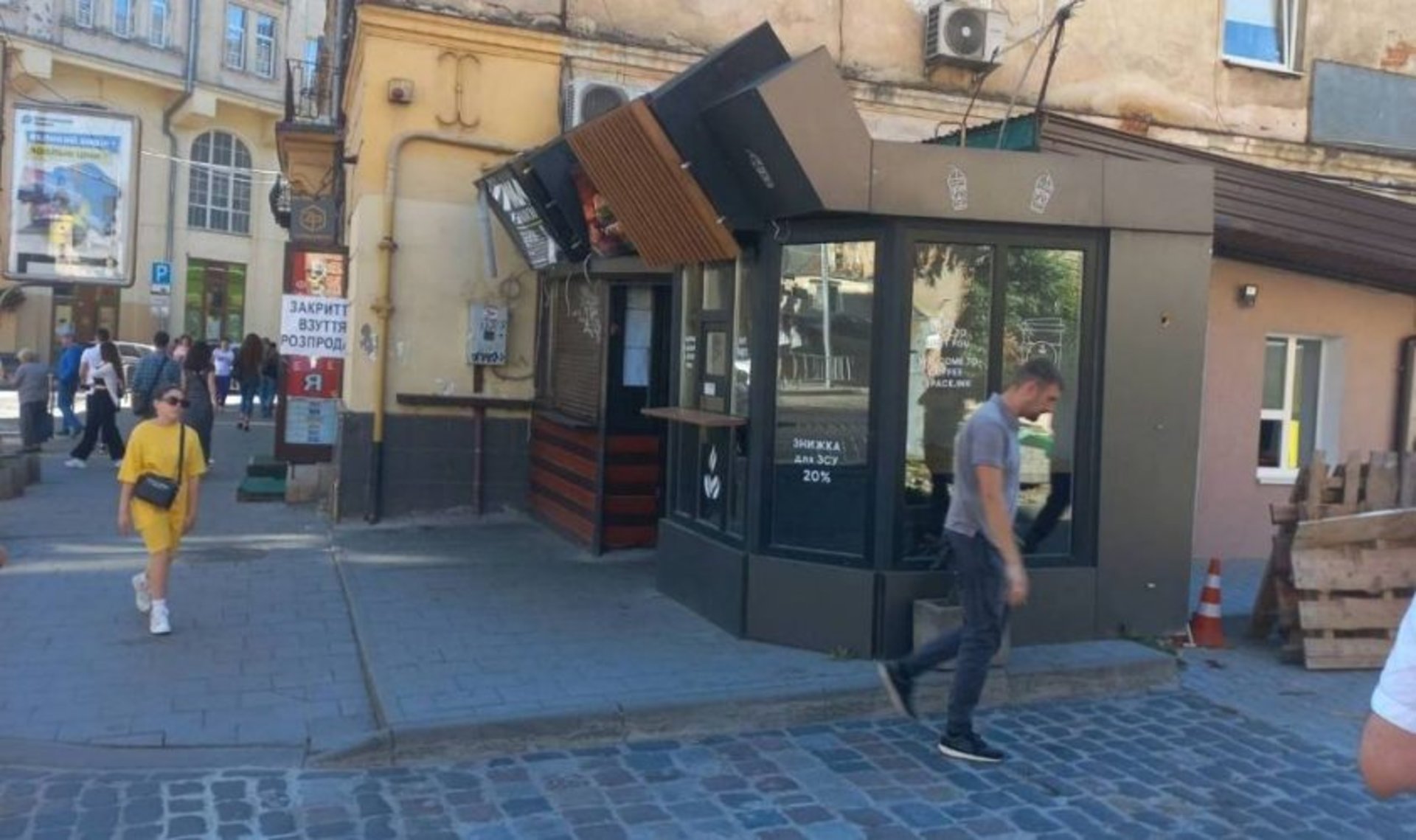 У Львові на Городоцькій демонтували два самовільні кіоски