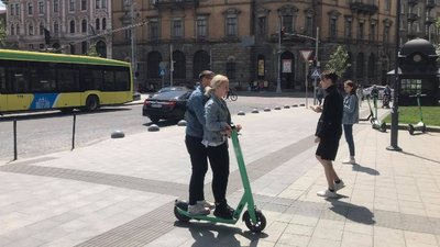 У Львові суд визнав, що електросамокати не мають права їздити тротуарами