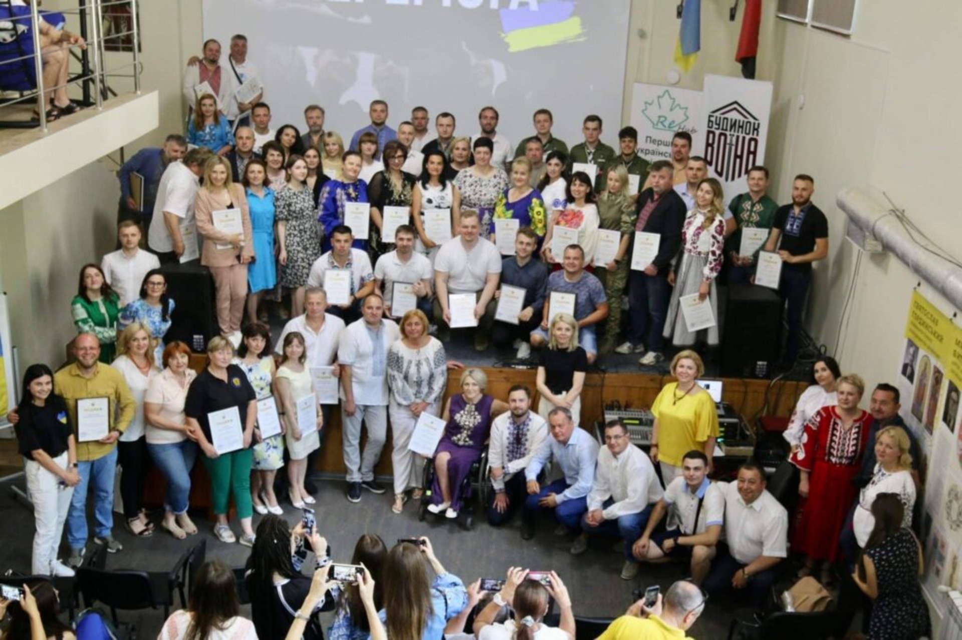 У Будинку воїна відзначили подяками найактивніших волонтерів Львівщини