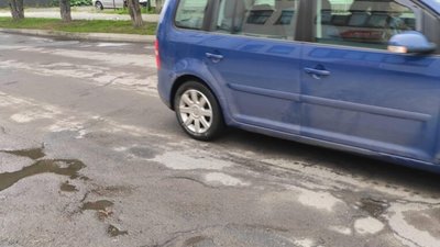 Садовому не читати: у Жидачеві каналізаційні люки закривають дошками (ФОТО)