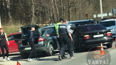 У Брюховичах біля цвинтаря не розминулись автомобілі (ФОТО)