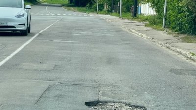 У Львові на вулиці утворились глибокі ями (ФОТО)