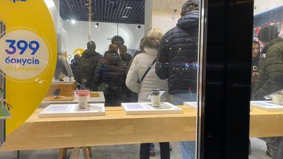 У Львові виникли черги за стартовими пакетами (ФОТО)
