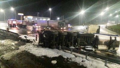 Бензовоз із пальним перекинувся на трасі під Львовом