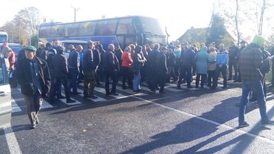 Як на Львівщині заради піару перекривають дороги