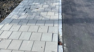 У Львові біля Духовної семінарії неякісно виклали тротуарну плитку (ФОТО)
