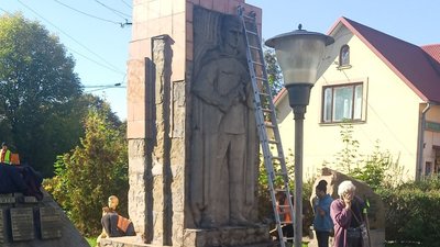 На Львівщині демонтували ще один радянський пам'ятник (ФОТО)