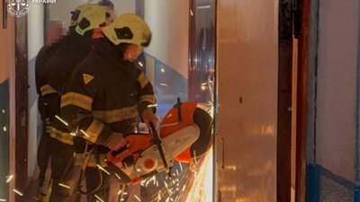 На Львівщині мати зачинила в квартирі 8-річну доньку та півторамісячного сина