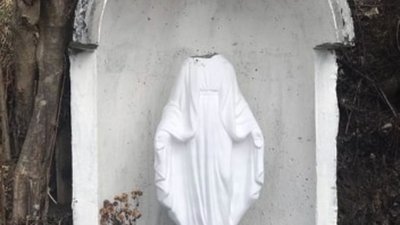 На Миколаївщині вандали знищили фігуру Діви Марії (ФОТО)