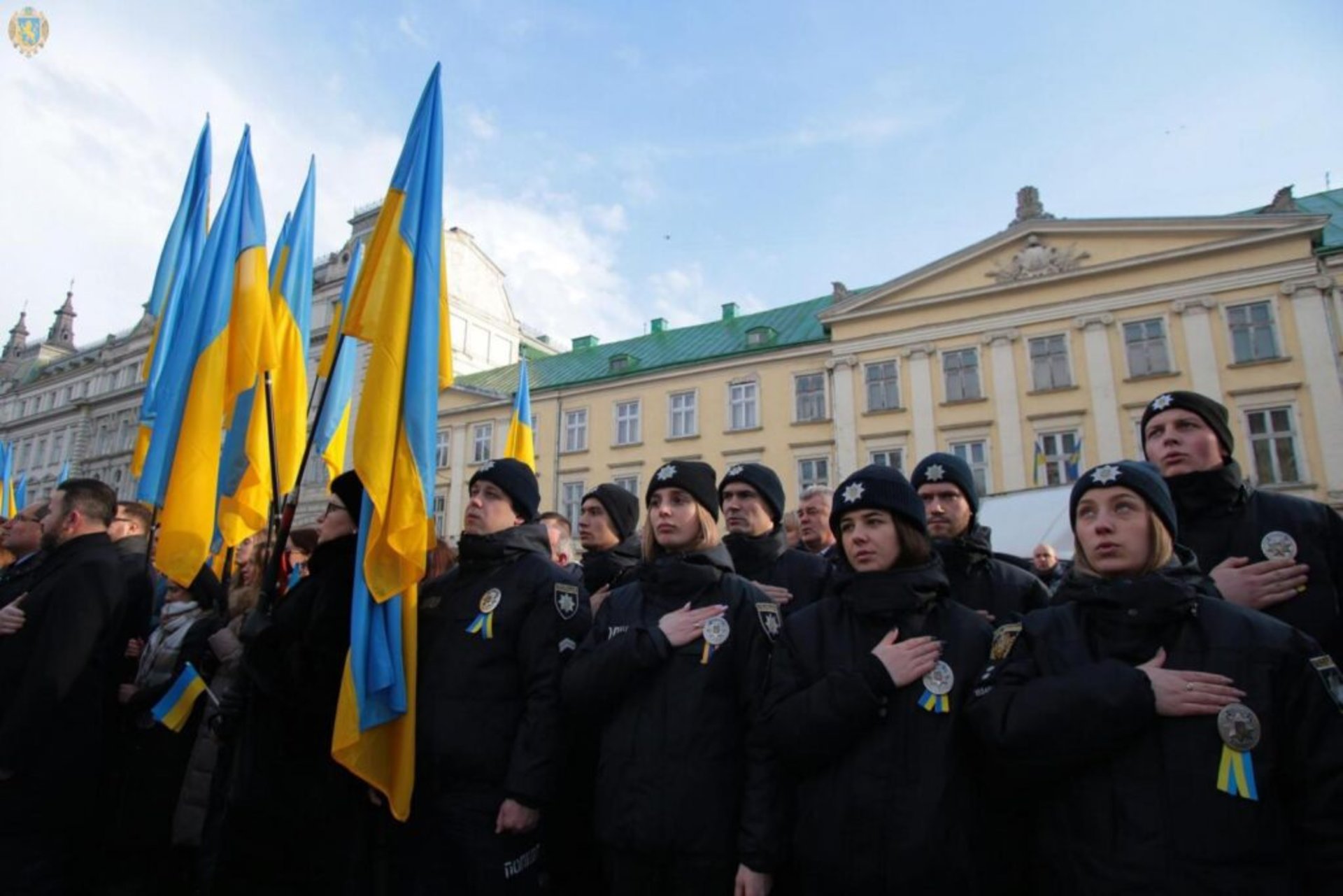 біля Львівської ОДА підняли синьо-жовтий стяг, фото ЛОДА