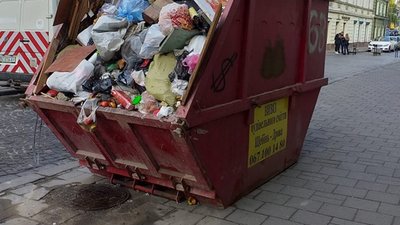 Фото дня: сміттєва інсталяція у центрі Львова