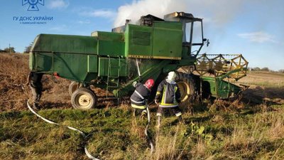 На Львівщині у полі загорівся комбайн