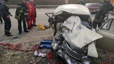 У ДТП під Києвом загинули дві людини: легковик зіткнувся з автобусом ритуальної служби (ФОТО)