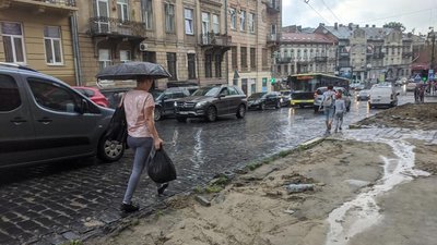 У Львові на вулиці Стрийській пішоходи змушені ходити дорогою (ФОТО)