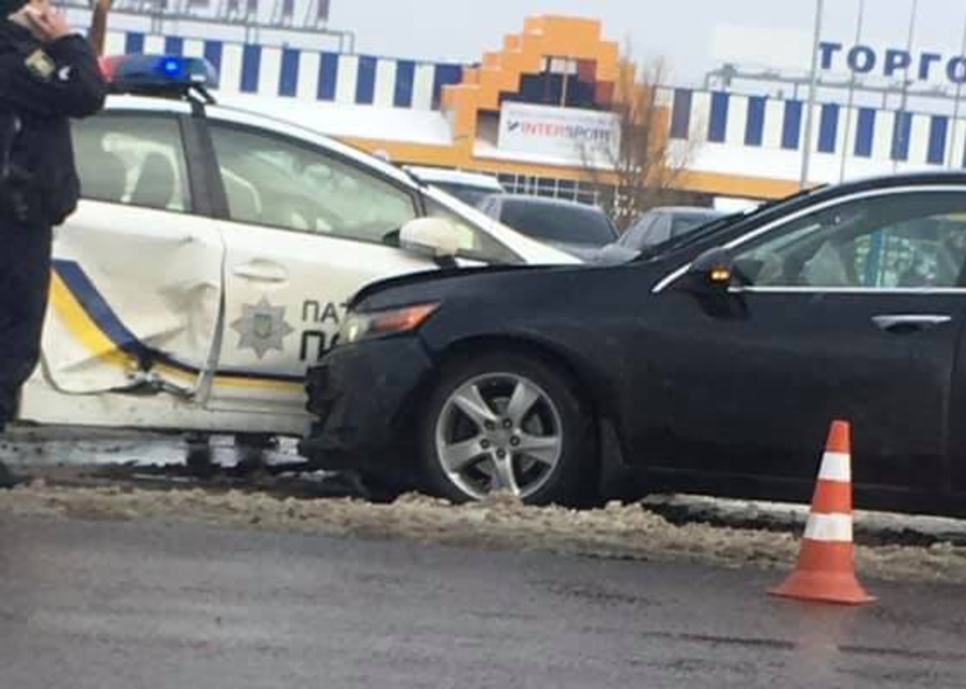 У Львові Хонда влетіла в поліцію. Фото: Ігор Зінкевич.