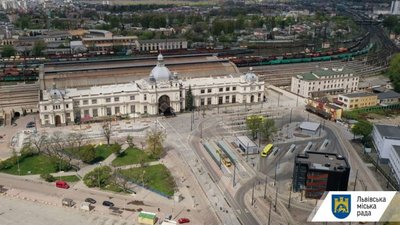 На площі Двірцевій облаштовують сквер: частина площі перекрита
