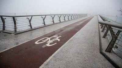 У Києві дозволили прогулянки пішохідно-велосипедним мостом (ФОТО)