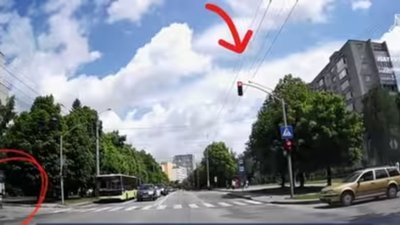 У Львові малюк на самокаті раптово виїхав на дорогу (ВІДЕО)