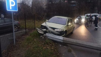 У Львові жінка влетіла у стовп: подробиці ДТП