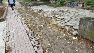 У центрі Львова розрили тротуар (ФОТО)