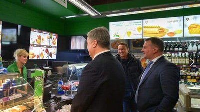 Як львівський губернатор на АЗС п‘є каву з Порошенком (ФОТО)