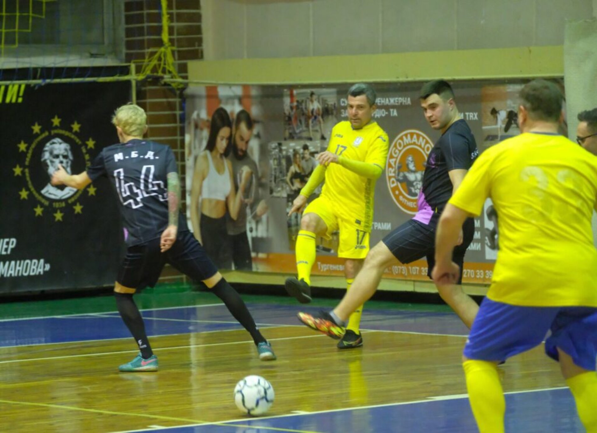 У Києві легенди футболу, журналісти, будівельники та артисти подарували дітям-переселенцям свято