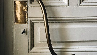 В елітному районі Львова мешканці викинули на смітник багато автентичних австрійських дверей (ФОТО)