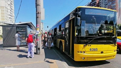 У Києві наземний громадський транспорт зупинятиметься на час повітряної тривоги
