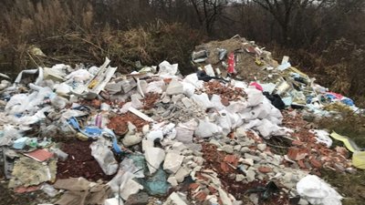 У Львові кладовище перетворюється у сміттєзвалище (ФОТО)