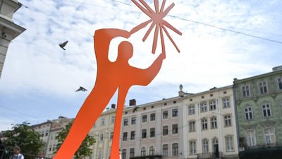 У центрі Львова поставили дивну скульптуру