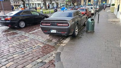 У Львові евакуатор забрав елітний автомобіль (ФОТО)