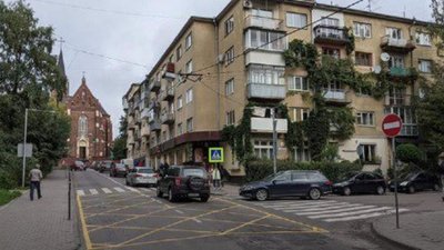 У Львові на перехресті нанесли розмітку вафельницю (ФОТО)