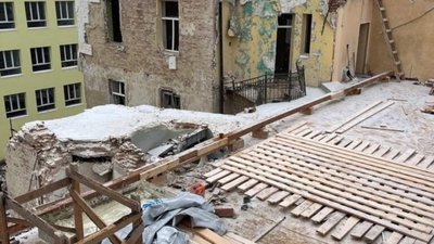 У Львові відновлюють будинки після атаки Росії