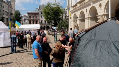 Як у Львові на площі Ринок зводять ціле наметове містечко (ФОТОРЕПОРТАЖ)