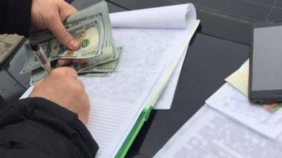 На Львівщині затримали посадовця при спробі підкупу поліцейських