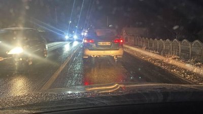 На трасі "Львів - Івано-Франківськ" зупинився рух транспорту (ФОТО)