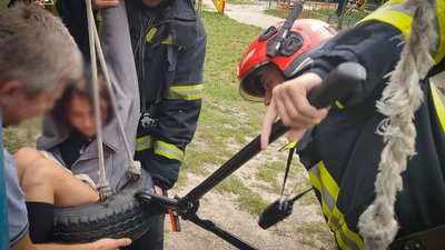 У Львові 11-річна дівчина застрягла на дитячому майданчику
